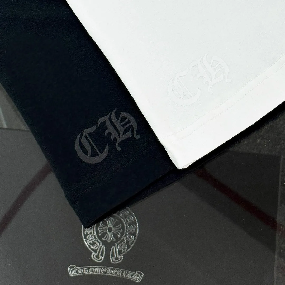 P180 Chrome Hearts Chrome Hearts 25 high version. The fabric is made of 300 grams of high-density pure cotton. It does not deform or shrink. It has three labels. It is the same style for men and women. Technology: suede foam printing. Color: white black. SIZE: S-XL.